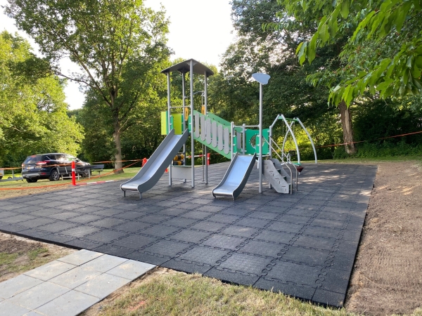 Fall protection Puzzle Mat 3 D 60 mm black on the playground